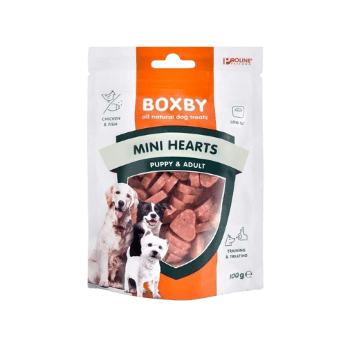 En förpackning med hundgodis av märket 'Boxby' i smaken kyckling och fisk. Förpackningen är vit och orange med en bild på två vuxna hundar och en valp längst ner till vänster.