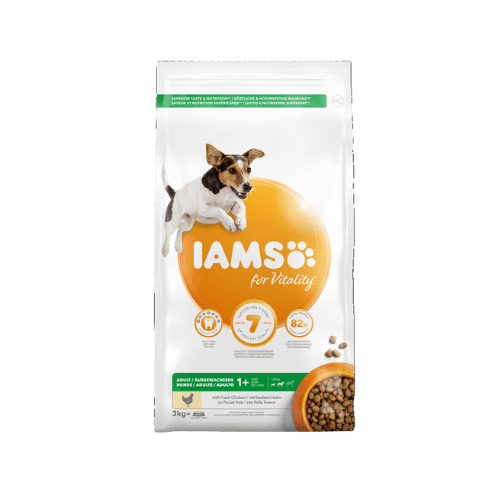 Förpackning med hundfoder från märket 'IAMS' med texten 'for Vitality'. Förpackningen visar en glad hund och är märkt för 'Adult Small & Medium' vilket indikerar att det är torrfoder för små och medelstora vuxna hundar. Förpackningen har en tydlig orange cirkel med produktinformation och är dekorerad med illustrativa bilder av fodret.