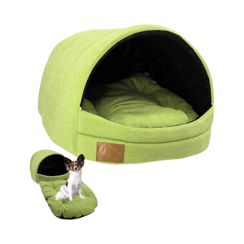 Grön mysig hundkoja med avtagbart tak och en liten hund på medföljande bädd.