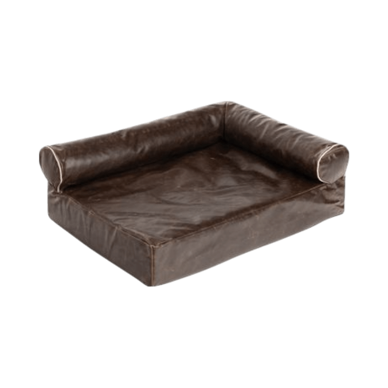 Brun hundsoffa i konstläder med rygg- och armstöd, stilren design med klassisk känsla.